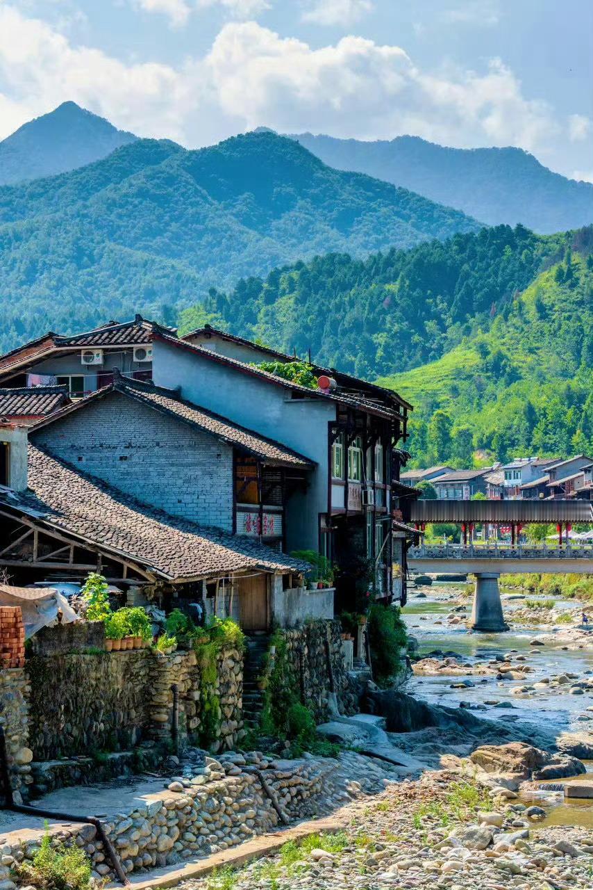 青木川古镇，处在陕、甘、川三省的交界，有“一脚踏三省，鸡鸣三省惊”的美誉。