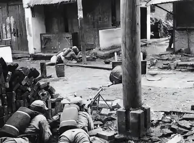 1943年12月10日，王耀武在常德摆庆功宴，招待57师残存官兵，正吃饭时，军长