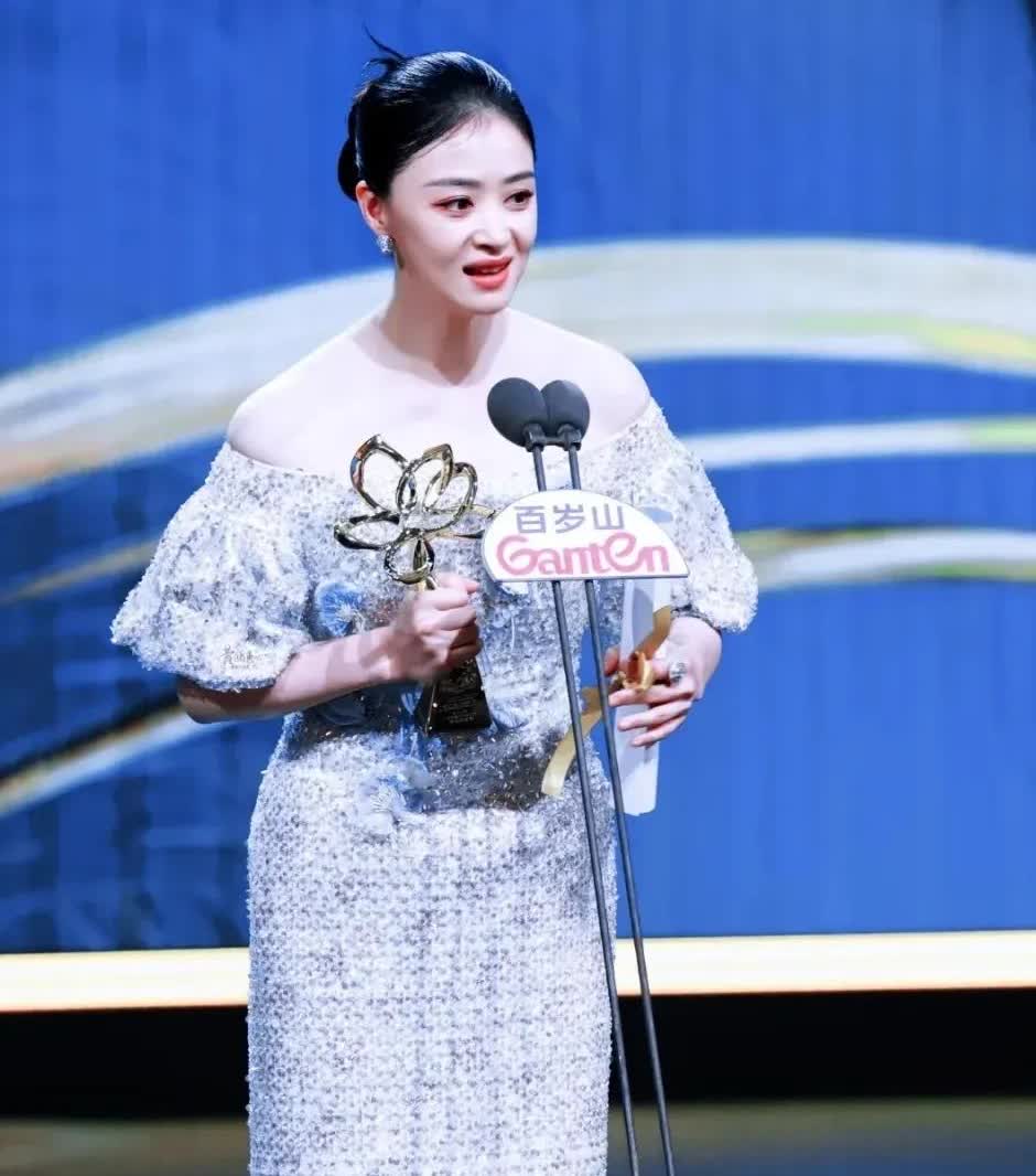 42岁的蒋欣尚未结婚，这并非是因为她长得太过漂亮，也不是由于她眼光过高。