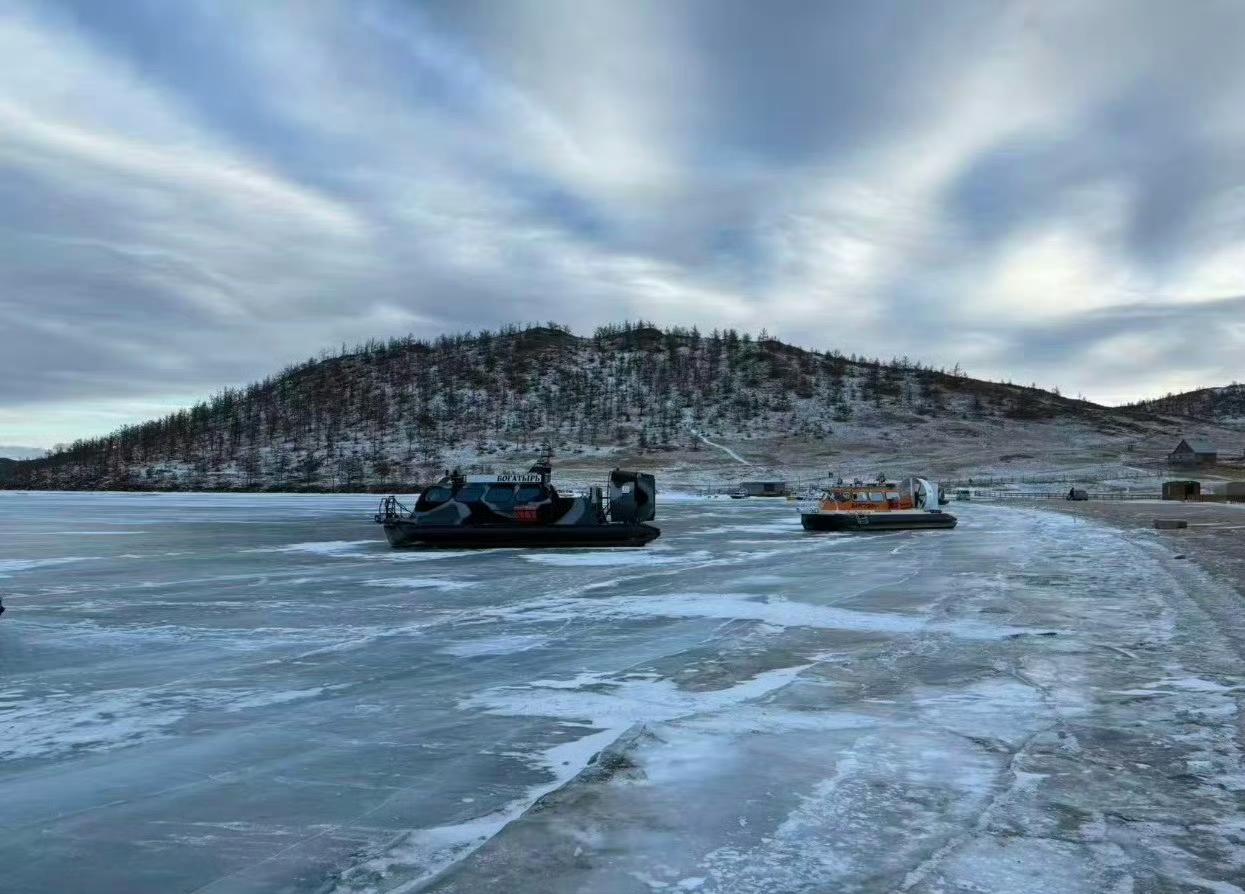 俄罗斯贝加尔湖一辆载有中国游客的汽车在贝加尔湖的冰面上发生了意外，导致7名中国游