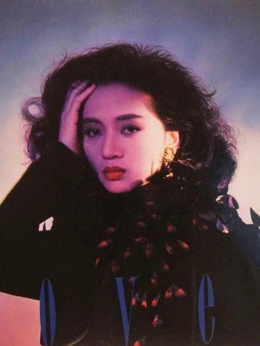 1990年，梅艳芳为她的专辑《封面女郎》拍摄的一幅唱片写真。如同那一位“颠倒众生、吹灰不费”的绝代名