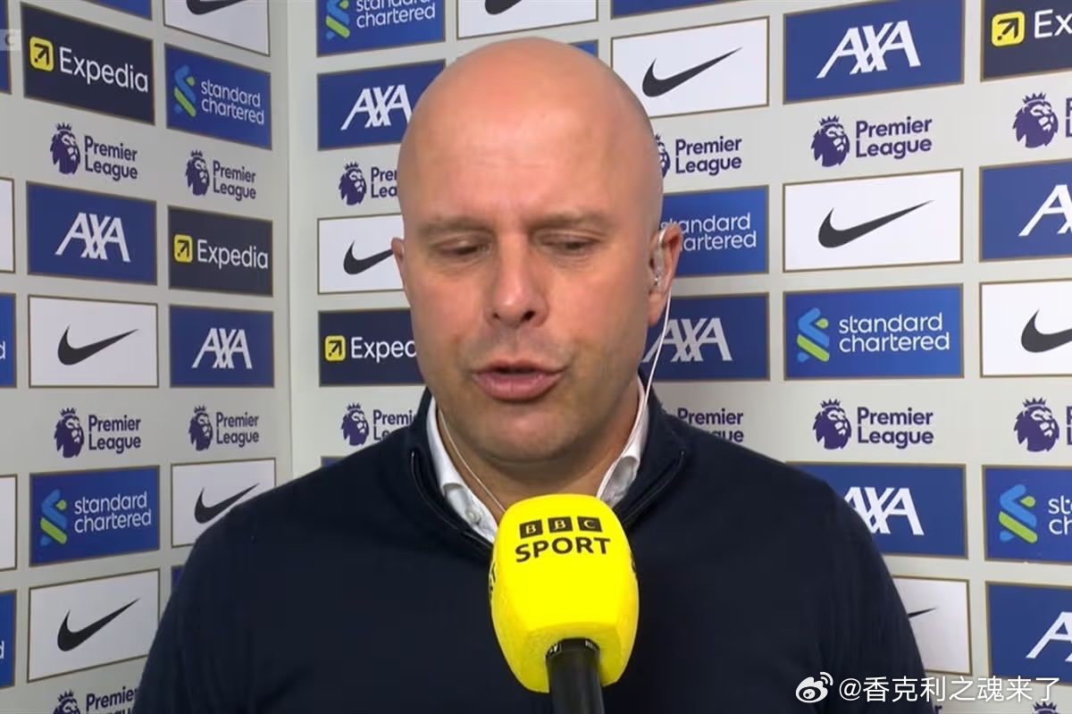 斯洛特被问及麾下球员为何防线连防守基本功都做不好时表示：“你提到的‘跟防跑动、封