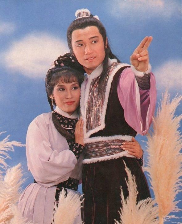 苗侨伟杨盼盼合影，杨康与穆念慈时隔42年再聚首，梦回83版射雕！​​​