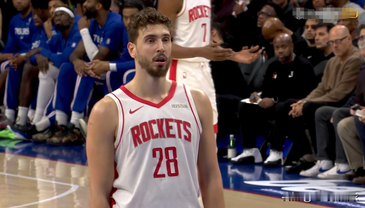 火箭超级中锋申京真是一个超级大软蛋！在今天火箭客场以122：128不敌76人的比