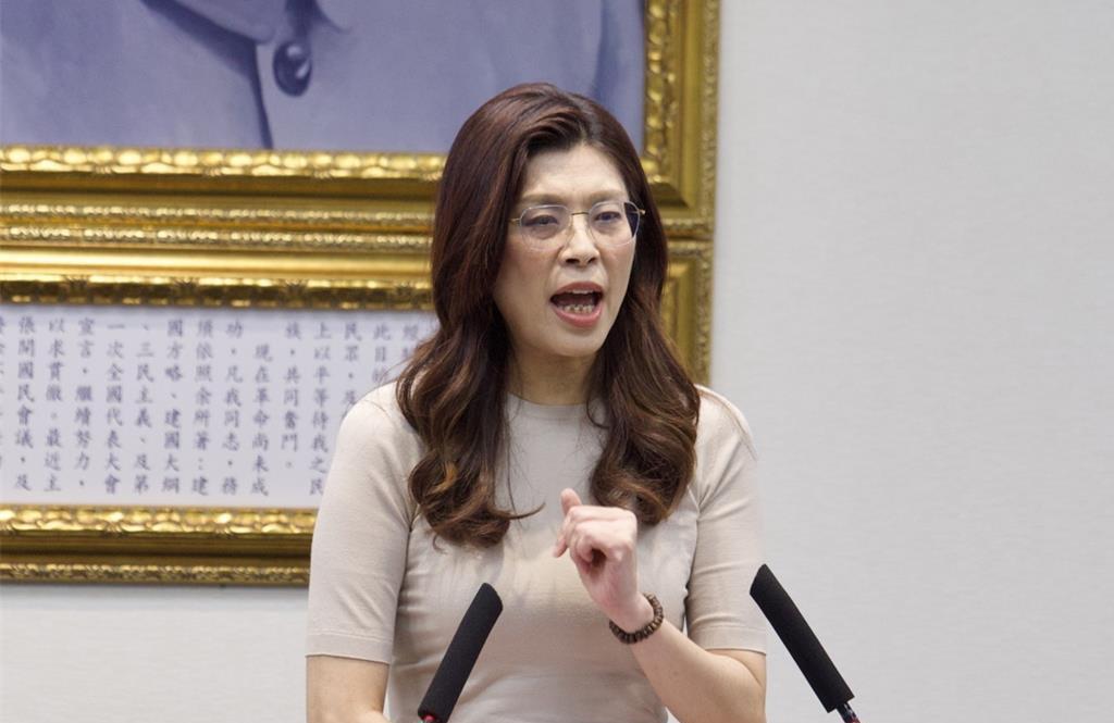 就在刚刚，国民党主席郑丽文发表严正声明，一张捧着现金的合照，把国民党搅得