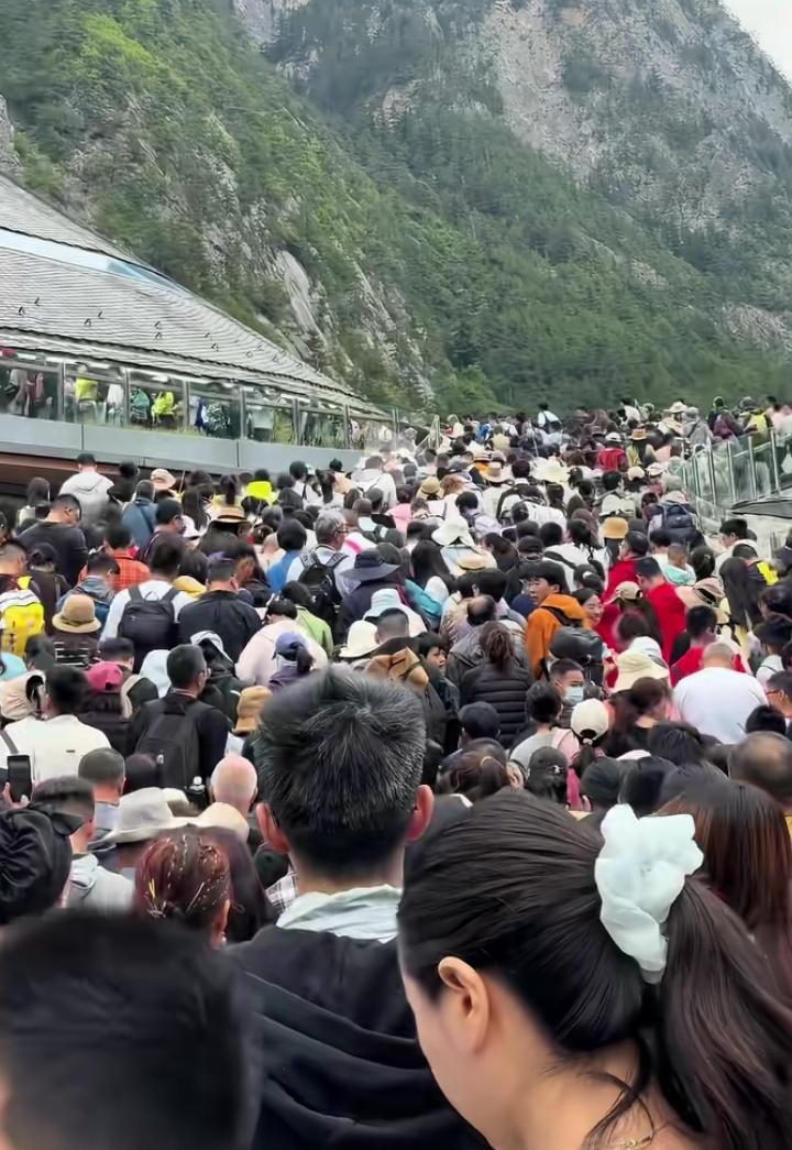 7月26日九寨沟受降雨泥石流影响，景区出于回馈游客，7月27日推出临时门票+观光
