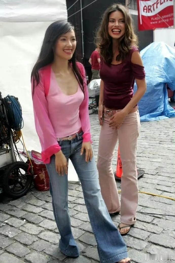 翻到章子怡2005年在纽约拍美宝莲广告的旧照，她这身“死亡芭比粉”上衣+低腰喇叭
