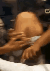 这谁受得了？”印度icon一女模特，参加新片发布会时，几名男粉丝突然冲破防护，把