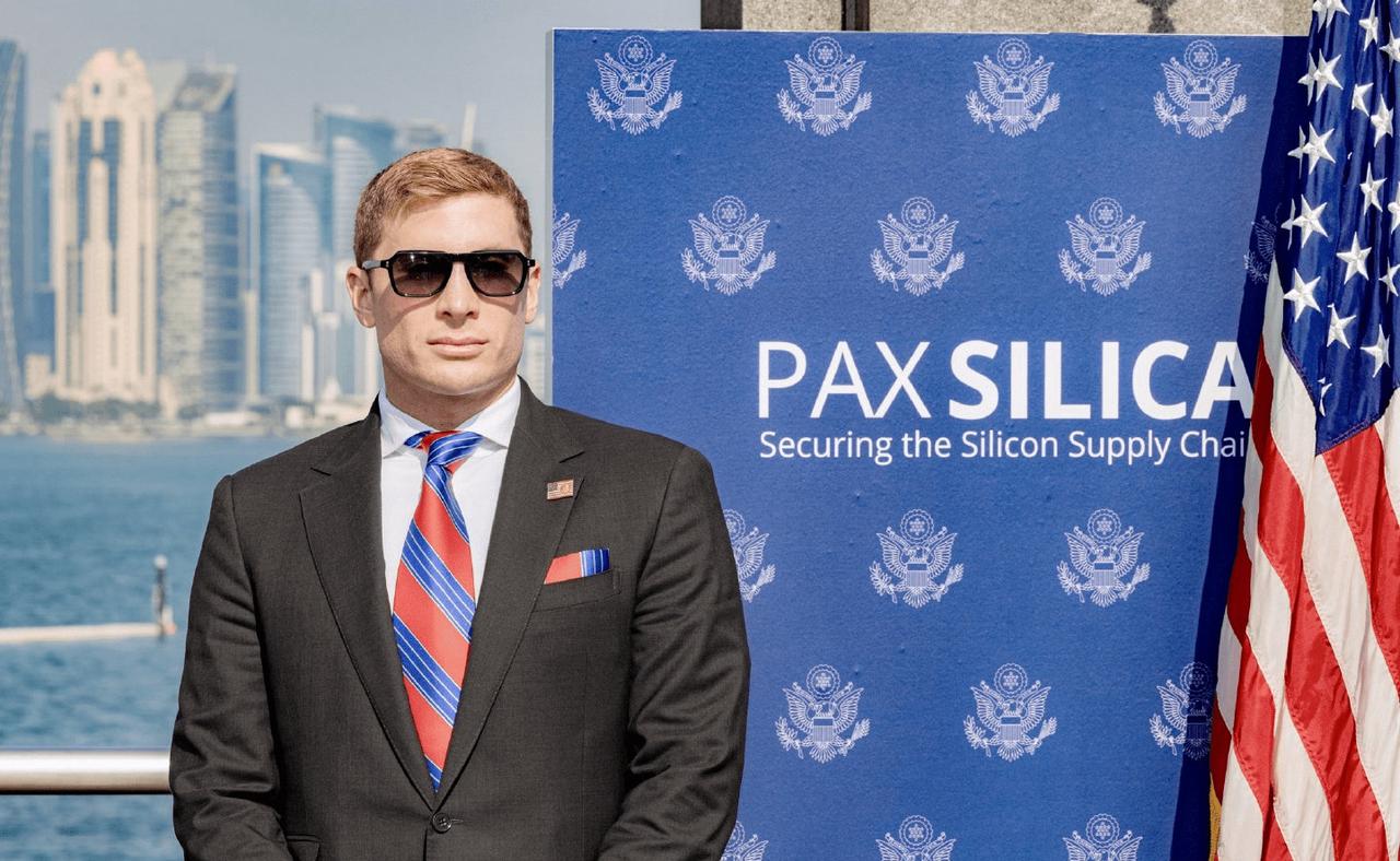 印度今天正式加入了一个叫“硅和平”的联盟。签约仪式在2026年印度人工智能影