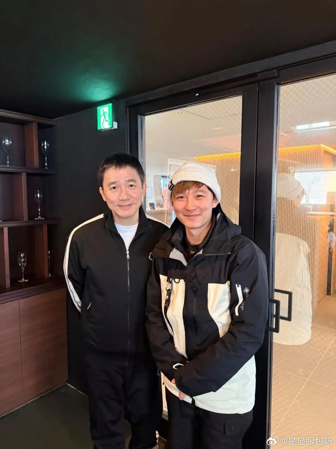 梁朝伟和刘嘉玲在日本机场被偶遇，他看起来苍老了好多，脸上皮肉松弛，眼尾下垂，面相