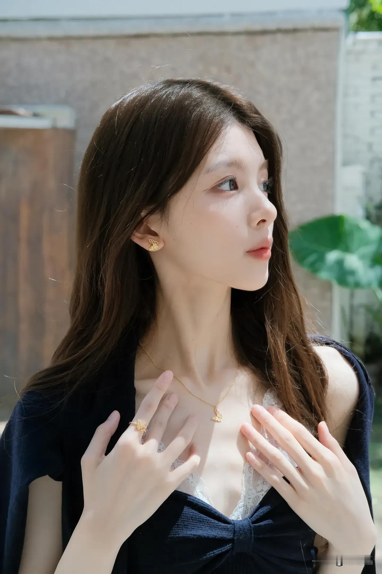 温柔优雅的夏日穿搭，精致的配饰点缀，散发自然魅力。