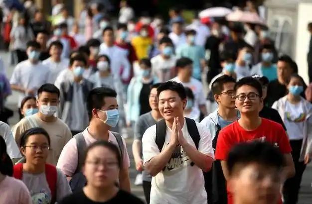 1290万人，本科只录520万。剩下近700万考生专科、复读、或者直接走进社