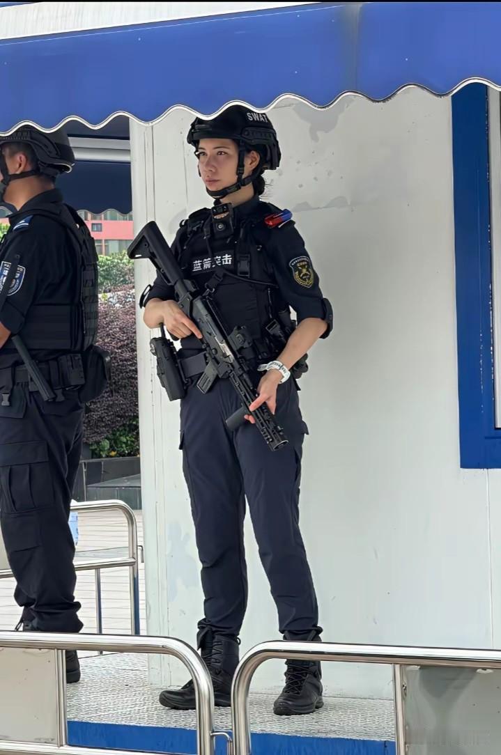 虽然它已经被改装得非常拉风，非常时髦，可是我还是一眼就认出来了，那位漂亮的女警手