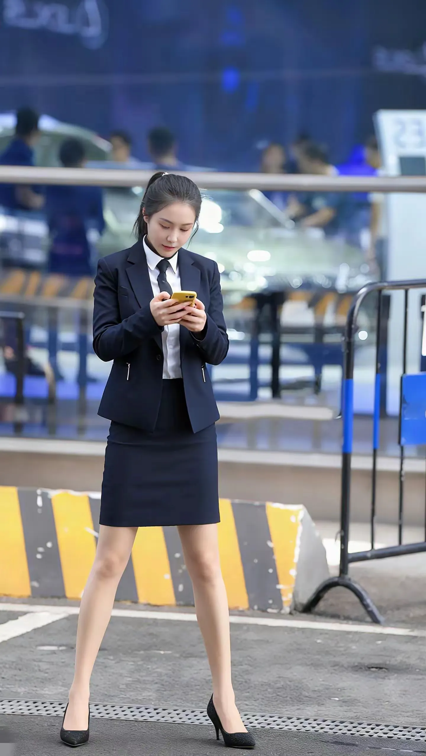 都市女白领的时尚穿搭，手机不离手，忙碌中的时尚！