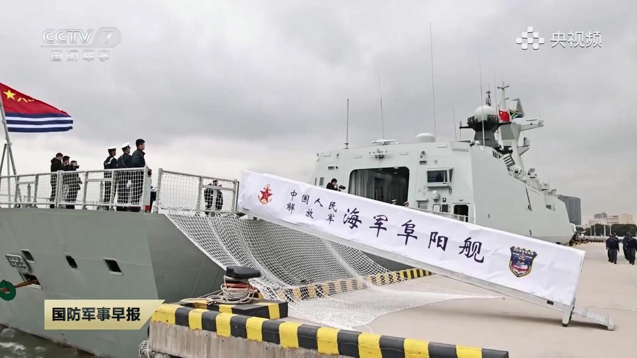 南非🇿🇦海军参观054A阜阳舰（519）其主炮为100毫米馒头炮，该炮性能