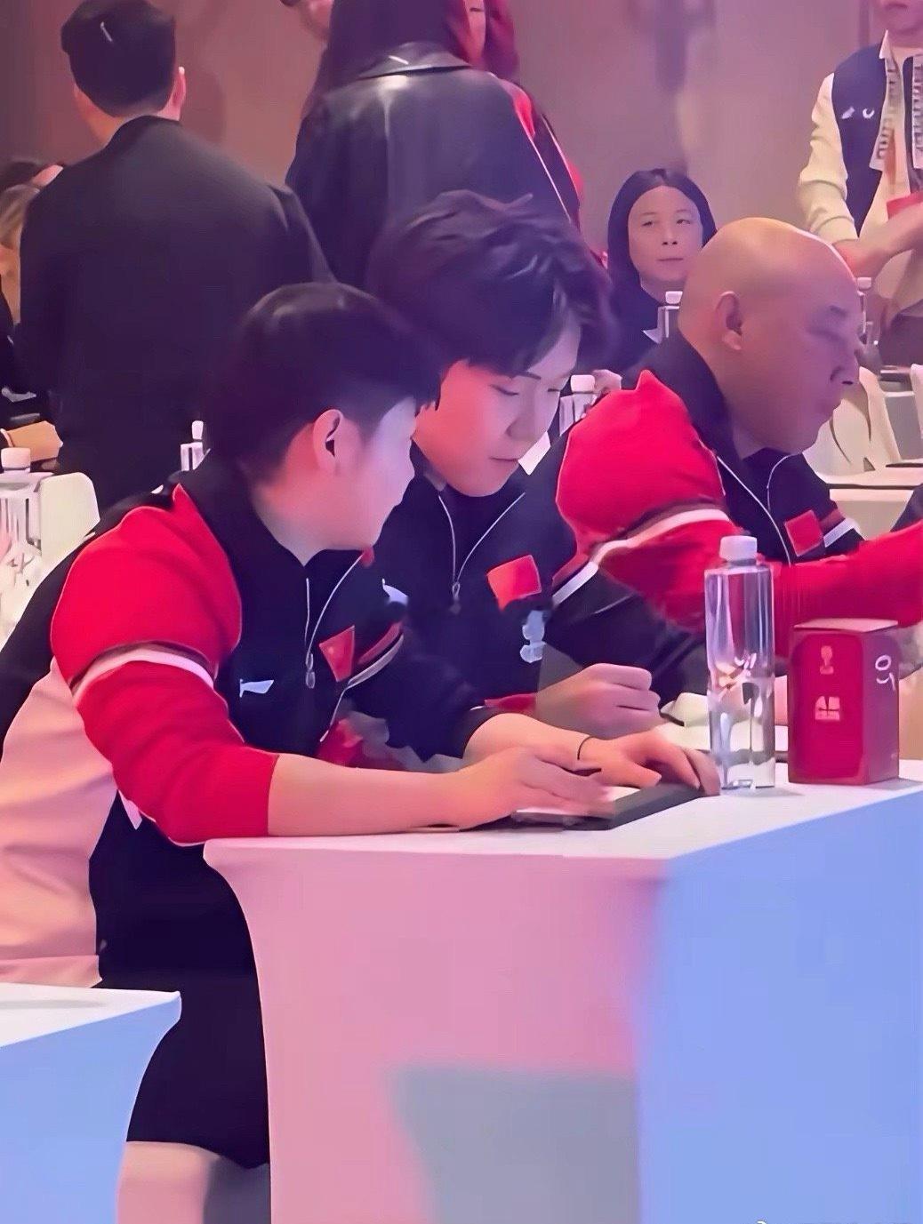 天都要塌了！不但孙颖莎的兵怀疑自己眼睛花了，王楚钦的兵也集体震惊了今天抽签仪式上