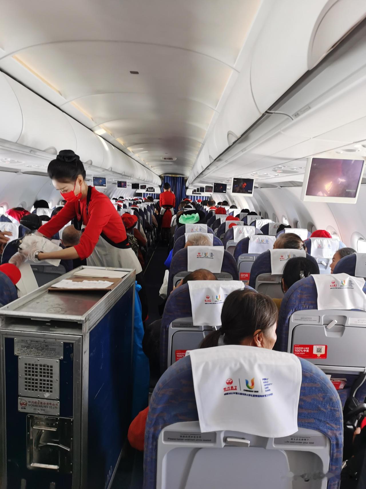 空姐三次下跪仍不依不饶！践踏别人尊严，这名男性旅客的心真狠！近日，东航合肥