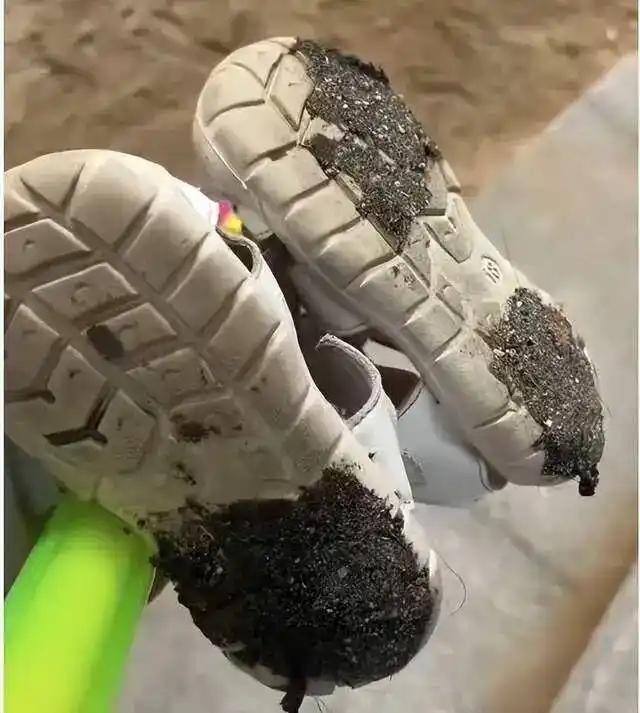 “不方便透露”？日照海水浴场沥青粘满鞋，景区这个回应让网友怒了！7月25日，