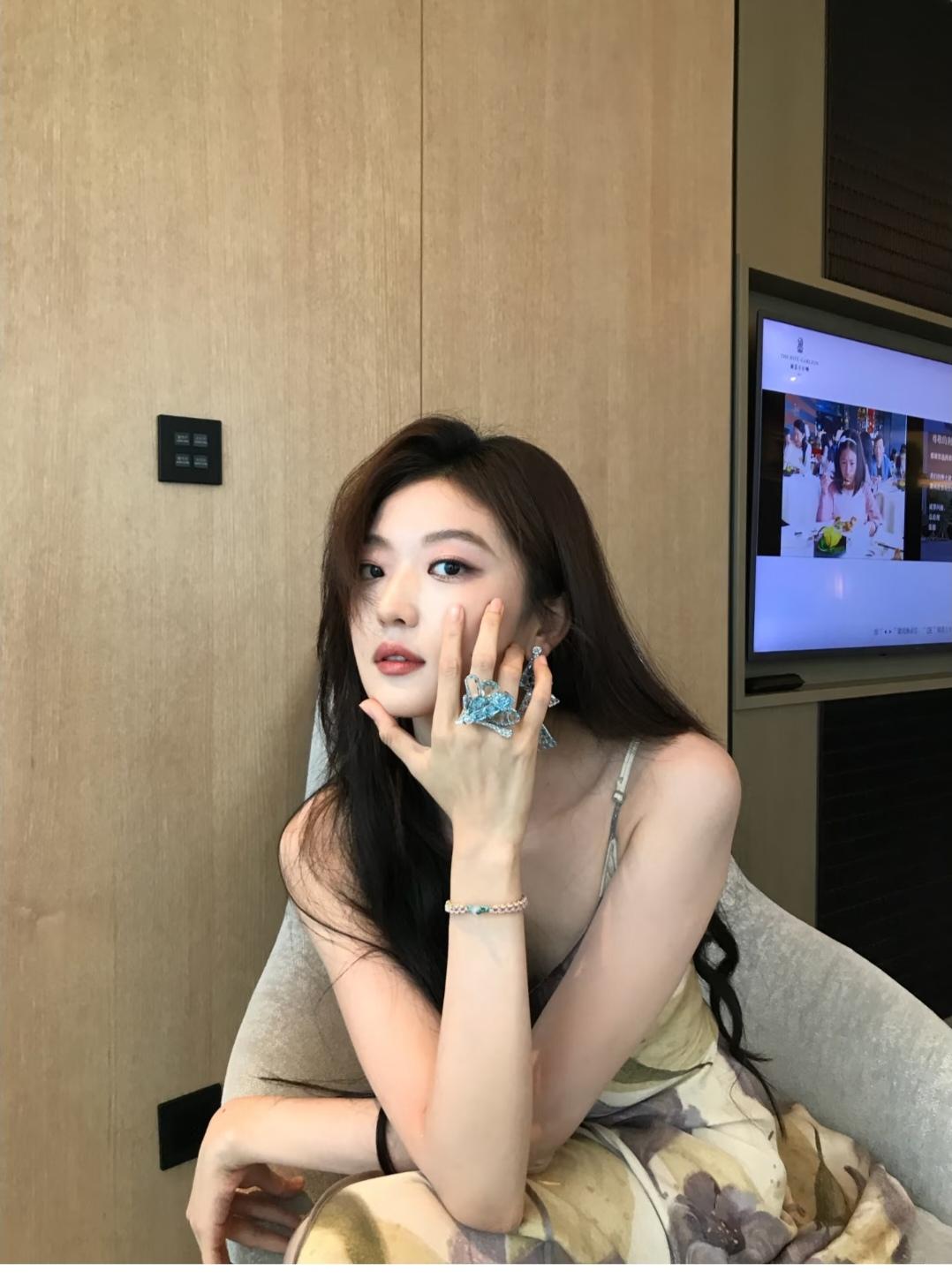 孙千，愣是没看清手上戴的是啥？