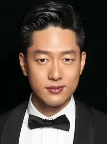 正在播出的电视剧《藏锋》中，看到演员凌潇肃了，在剧中开始是位交警，叫刘浪，目前来