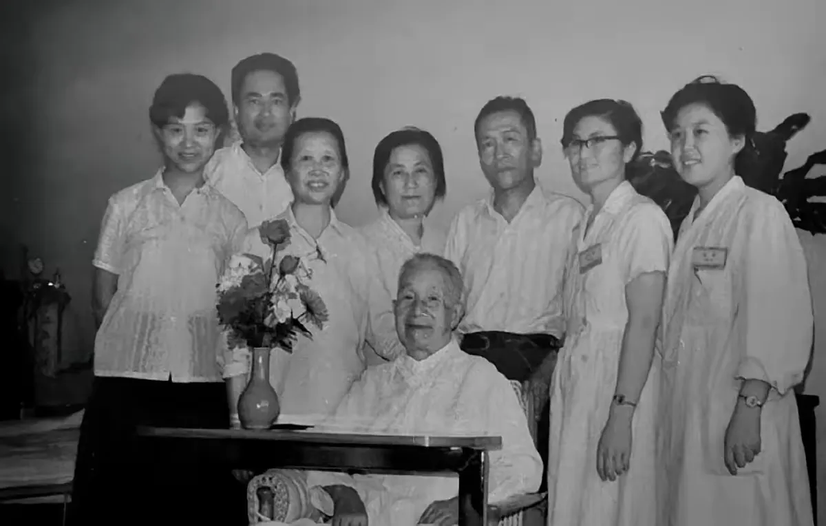 1961年的一天，军事科学院副院长粟裕大将正在养病，警卫员进门报告：“首长，您的