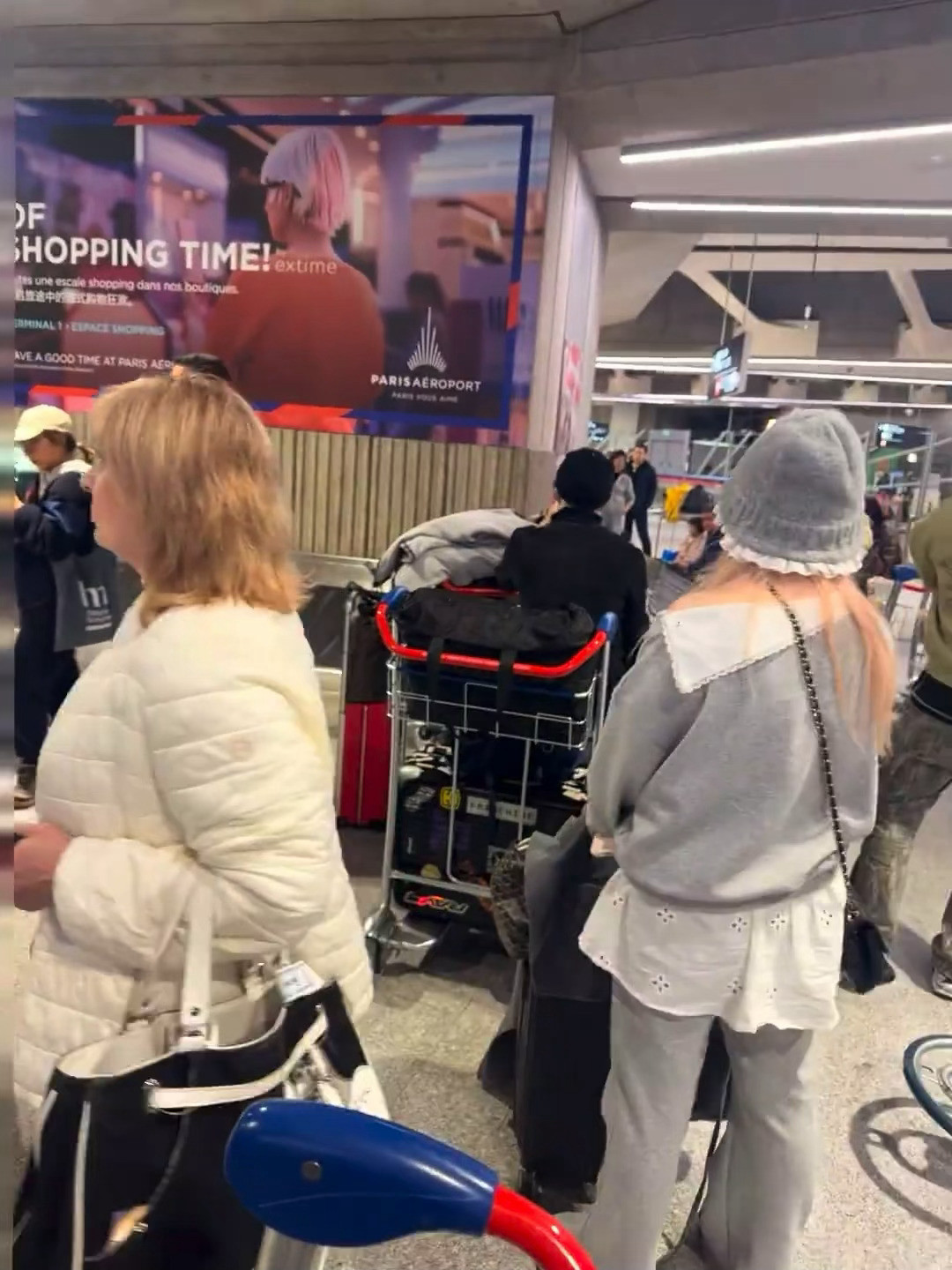 啊啊啊啊啊啊啊啊怎么又被偶遇了王嘉尔！！网友说是“一整个飞机最帅”，我也想看