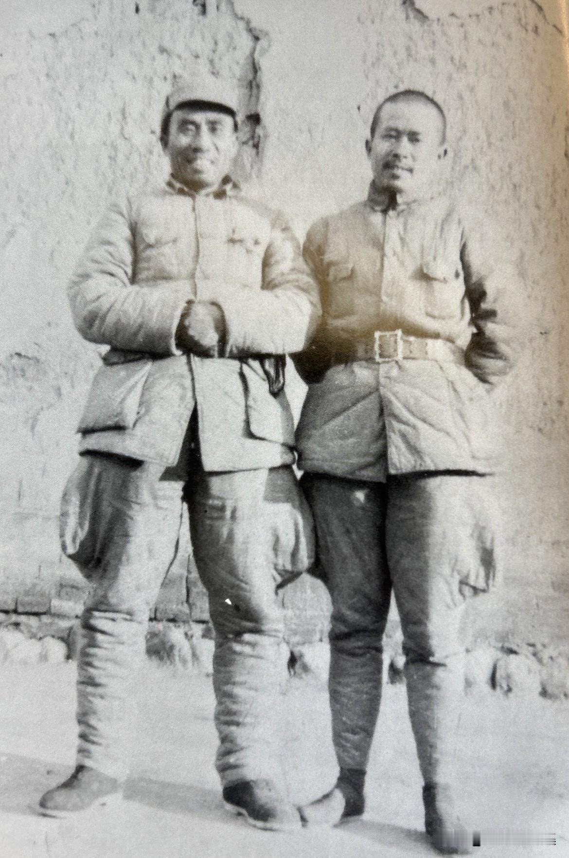 1937年冬，八路军总政治部主任任弼时和八路军总指挥朱德在山西前线合影。任弼时在