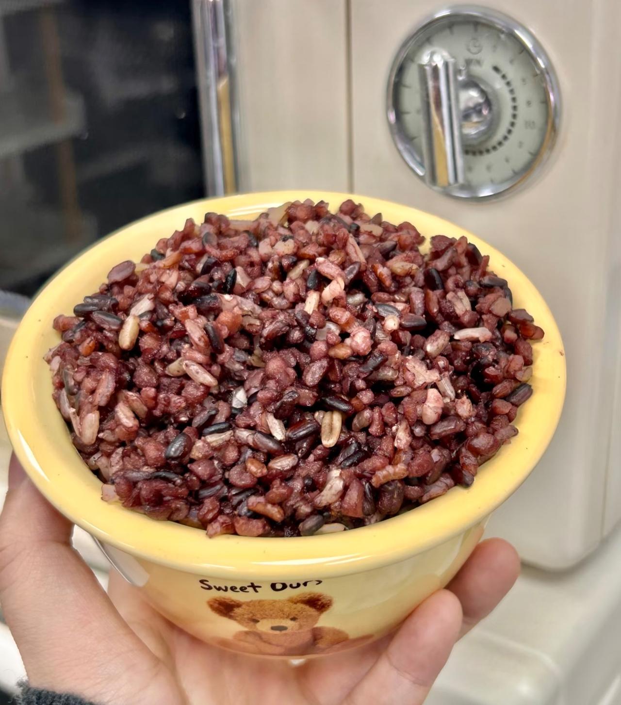 最近决定控糖，主食想换成糙米饭。精细的白米，白面，吃多了不仅容易升糖，还容易晕