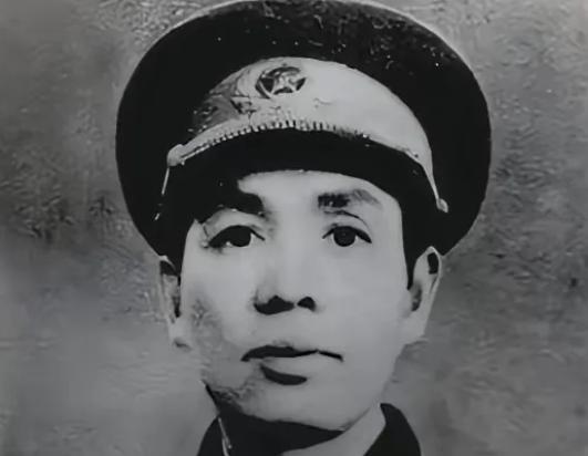 1993年，原广州军区司令丁盛少将夫妇乘坐公共汽车买菜，售票员讲：“老同志，请付