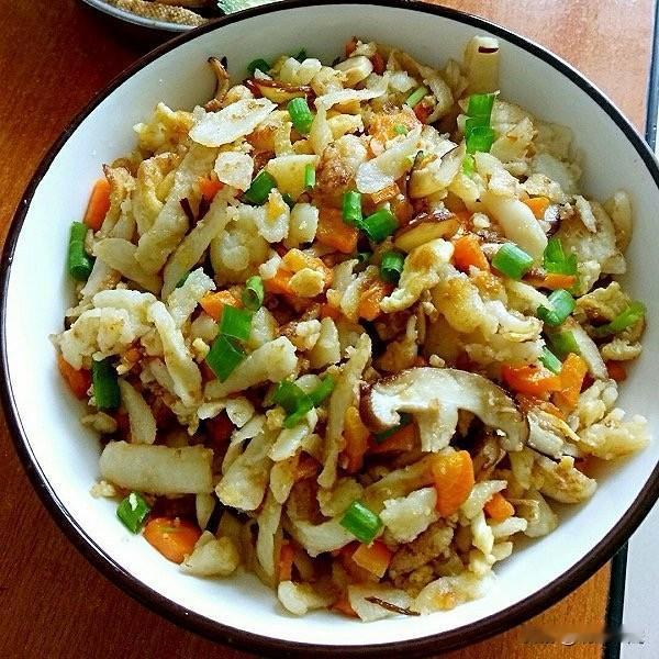 藏在烟火里的平民滋味：那些因贫穷诞生的经典美食人间烟火气，最抚凡人心。穿梭在