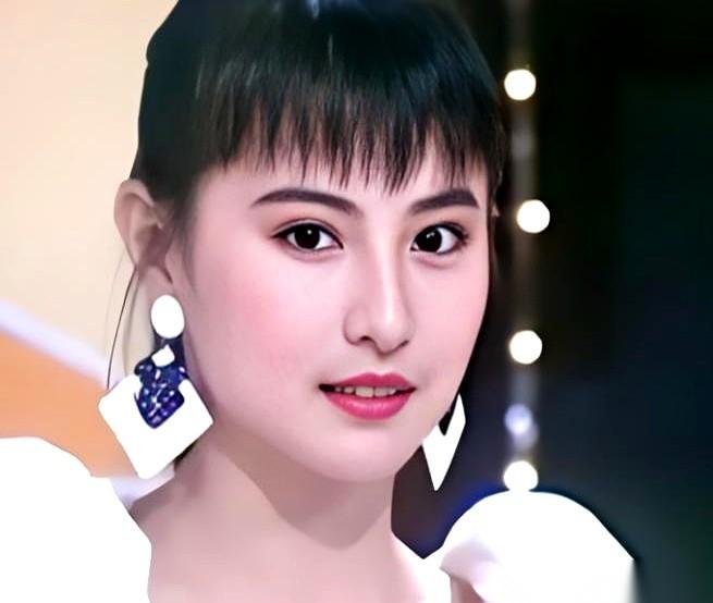 老公出差提前回家，推开门，在卧室衣柜里揪出了自己的干儿子。这画面，够炸裂吧？