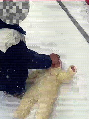 怎么会有这么糊涂的妈妈！河南一名女子看见外面下雪了，于是抱着刚出生不久的宝宝出去