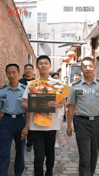 光宗耀祖了！山西有个考生叫张世巍，考了658分，好多名牌大学都要给他奖学金，结果