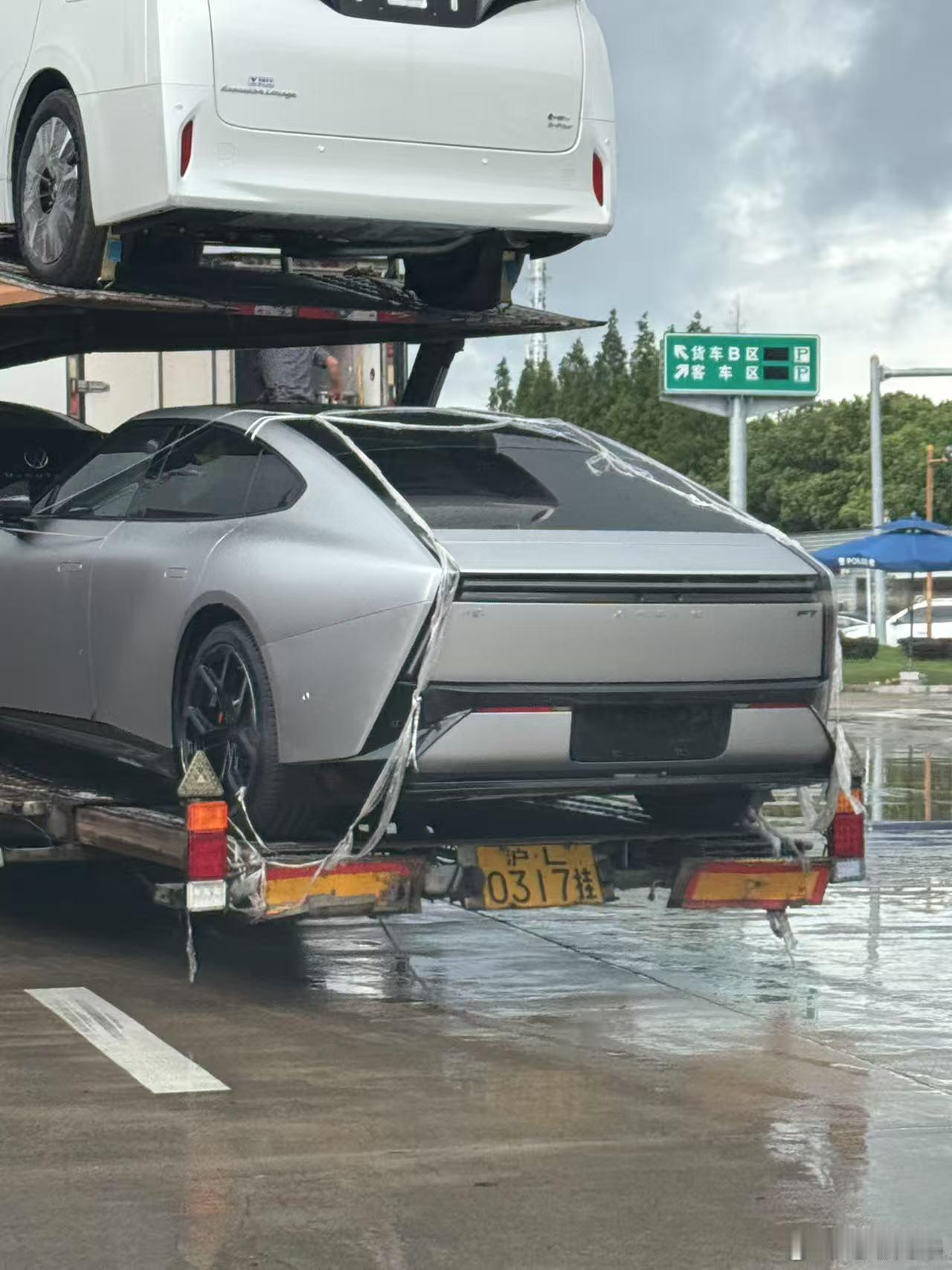 上板车了，这车银色辨识度高啊小鹏p7电动兄弟​​​