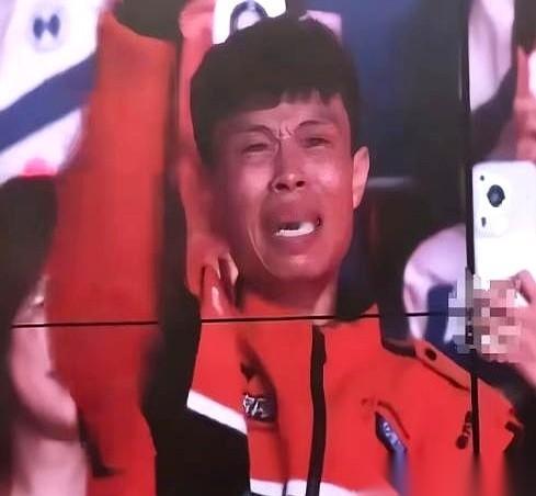 这哥们儿在偶像演唱会上，抽中了一台咖啡机。所有人都觉得，运气真好。结果三天后