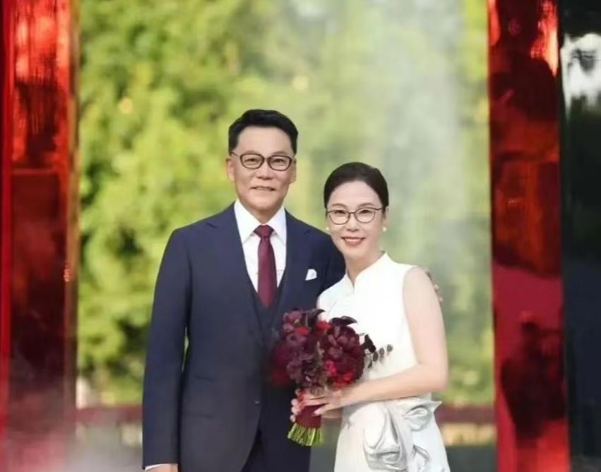 李国庆如今的现状李国庆后来找的老婆张丹红，俩人年纪相仿，还都是北大校友，一个商