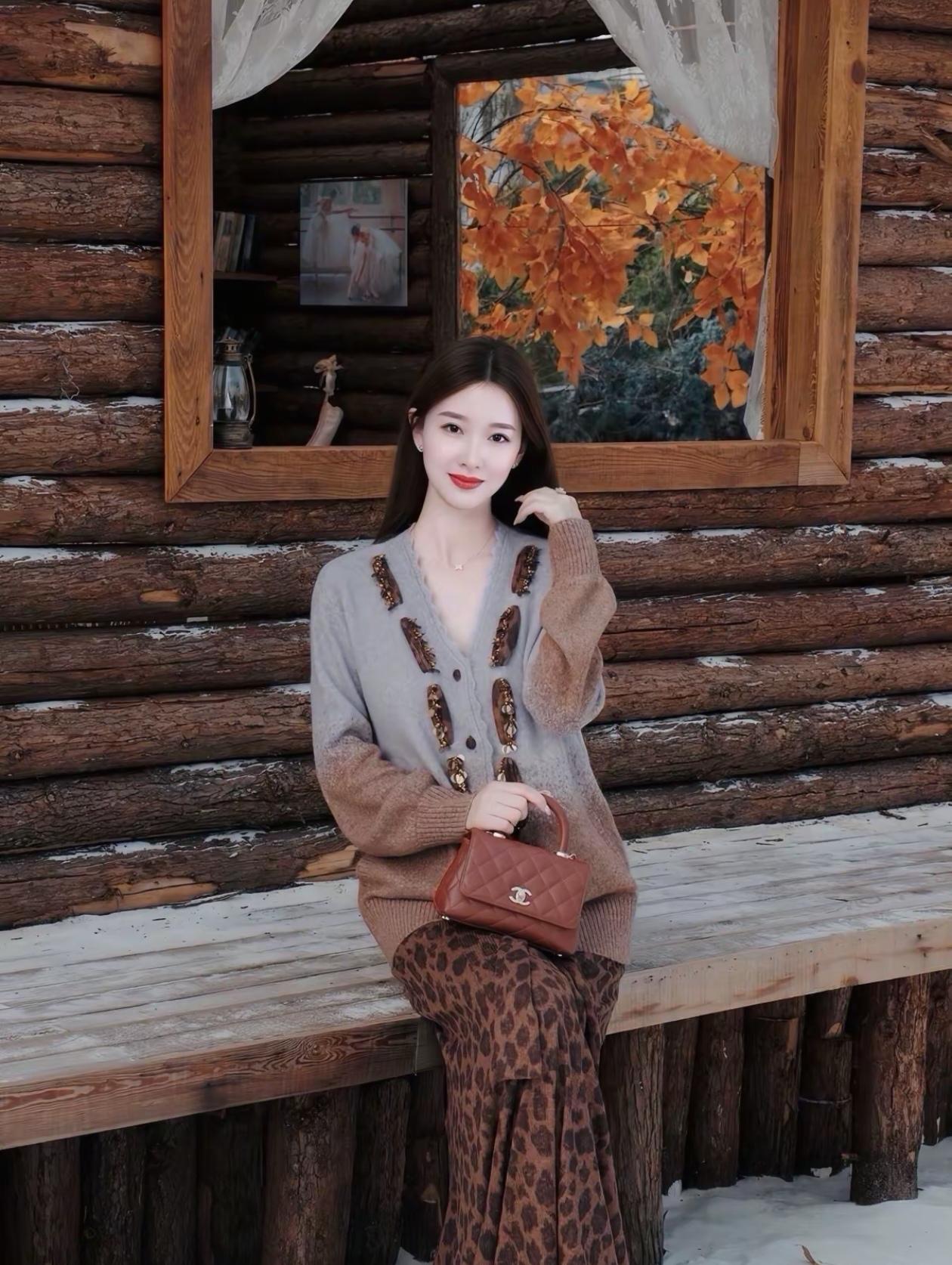 秋日暖阳下，木屋前的甜美少女