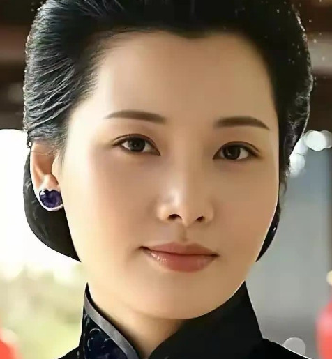 她比朱琳还美，身材，气质，美貌，演技，都超过朱琳她美了一辈子，年轻时高颜值，倾