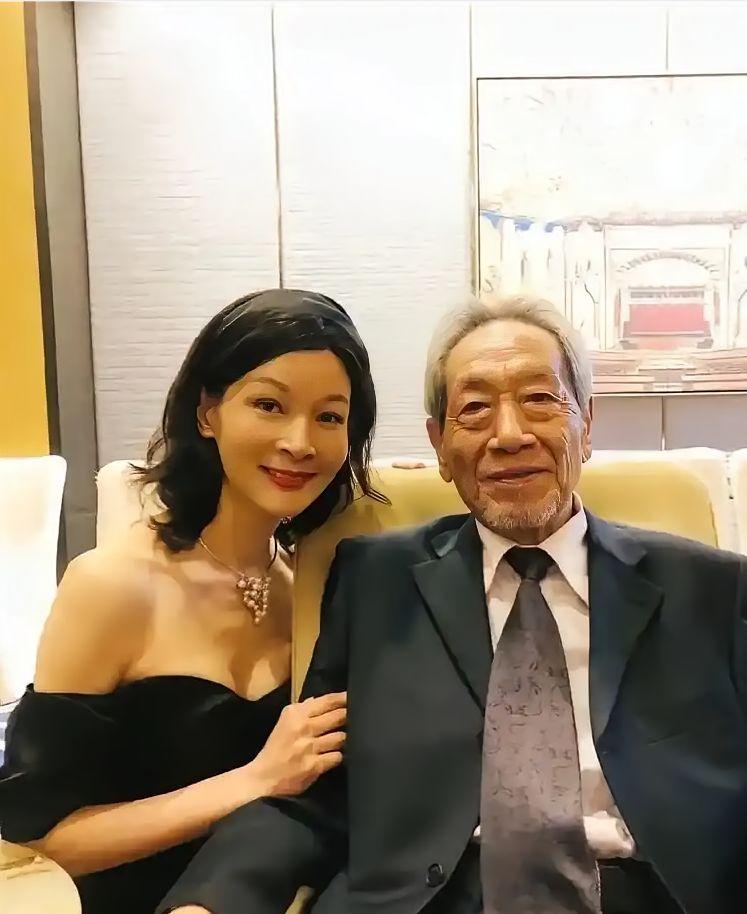 哇塞！当年30岁的饶芯语，疯狂追求67岁的王奎荣，真的让人“敬佩”！当年，没人