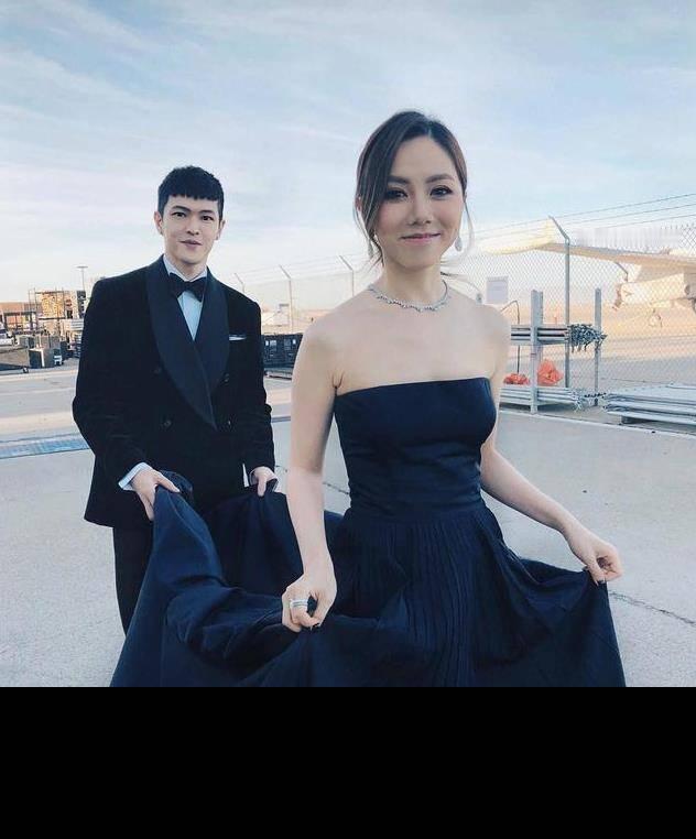 近水楼台先得月，邓紫棋和造型师Mark低调结婚，以前还有古巨基和女助理结婚。