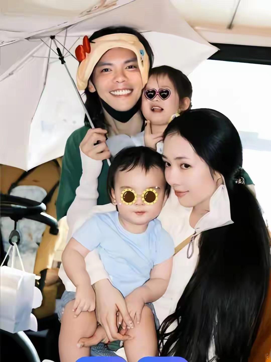 向佐晒全家出游全家福，一双儿女长高长开，小女儿气场神似向太