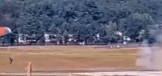 美军现在这么差劲？F-15D还没起飞，后排乘员弹射摔在跑道旁号称“天下第一”