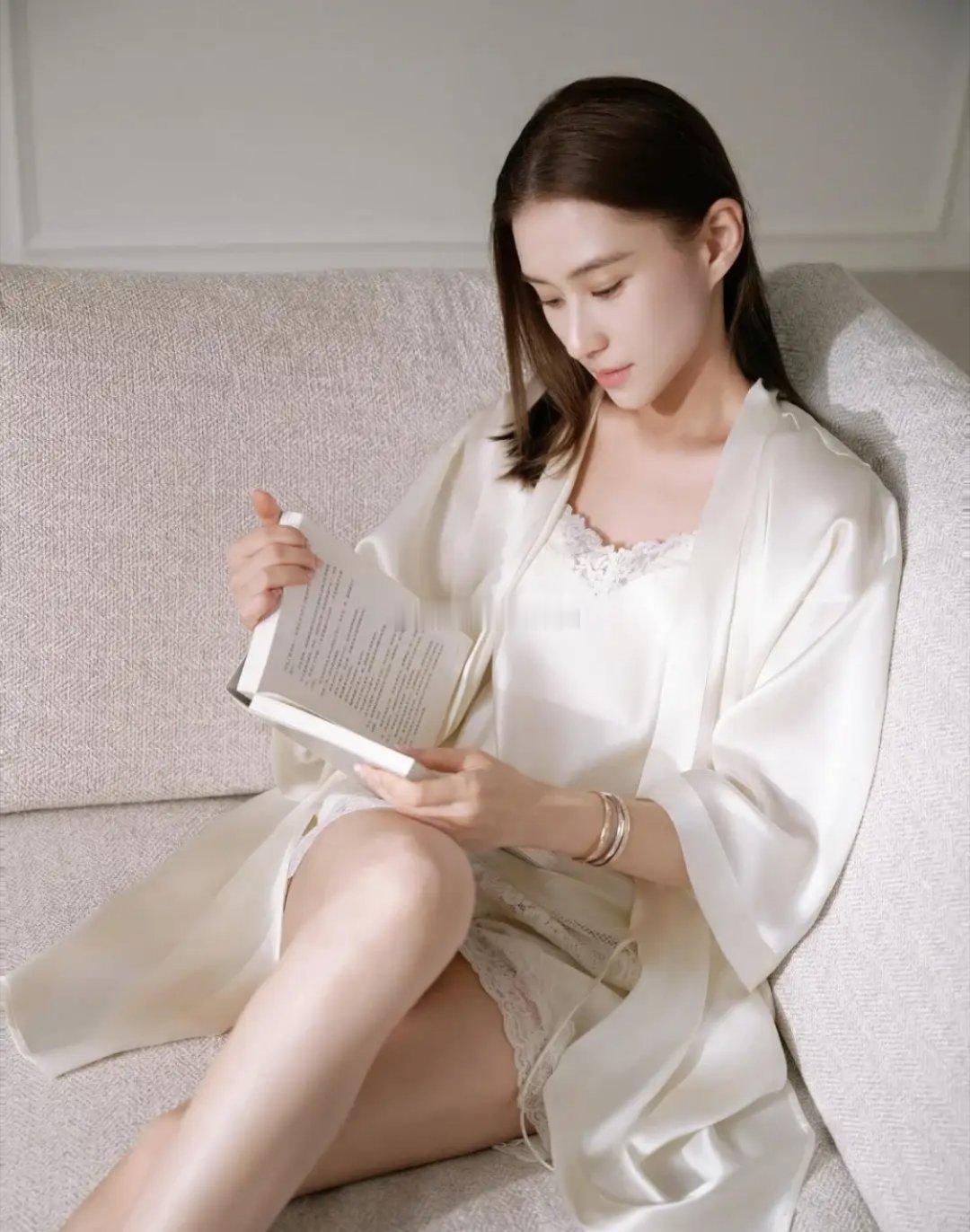 何超莲晒蕾丝睡衣照，白滑长腿仙气飘飘，又纯又欲惹人赞。她自在舒展，尽显生活仪式感