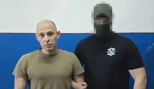 俄罗斯士兵无处不体现他们的凶残、残暴的性格。在抓获大批量的战俘中发现有一名士兵是