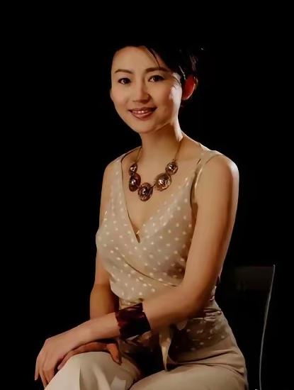 1996年，王小丫和大学教师吕成功步入婚姻。结婚后，吕成功开始经商创业，王小丫前