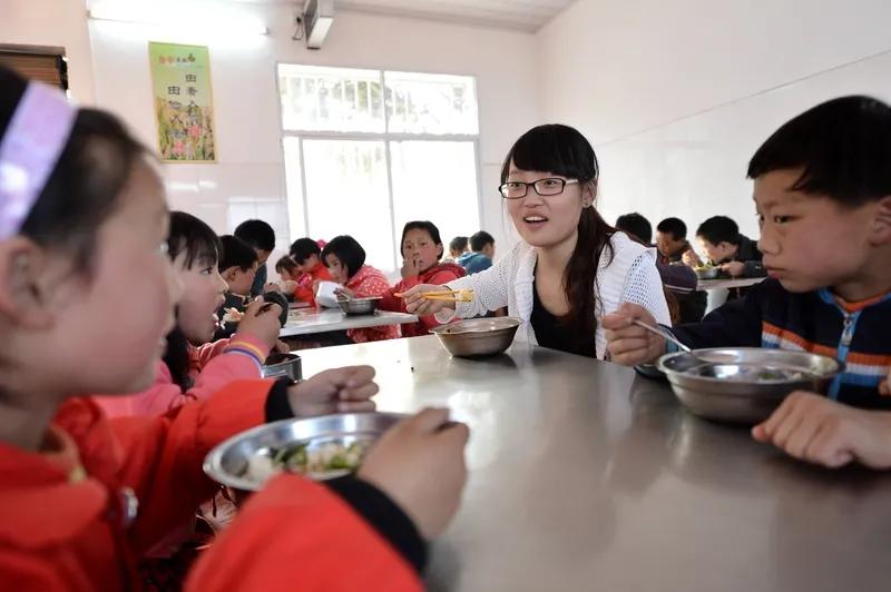 一位入职乡镇初中两年的年轻教师抱怨说初中教师上班时间长教学任务重，工作太辛苦，而