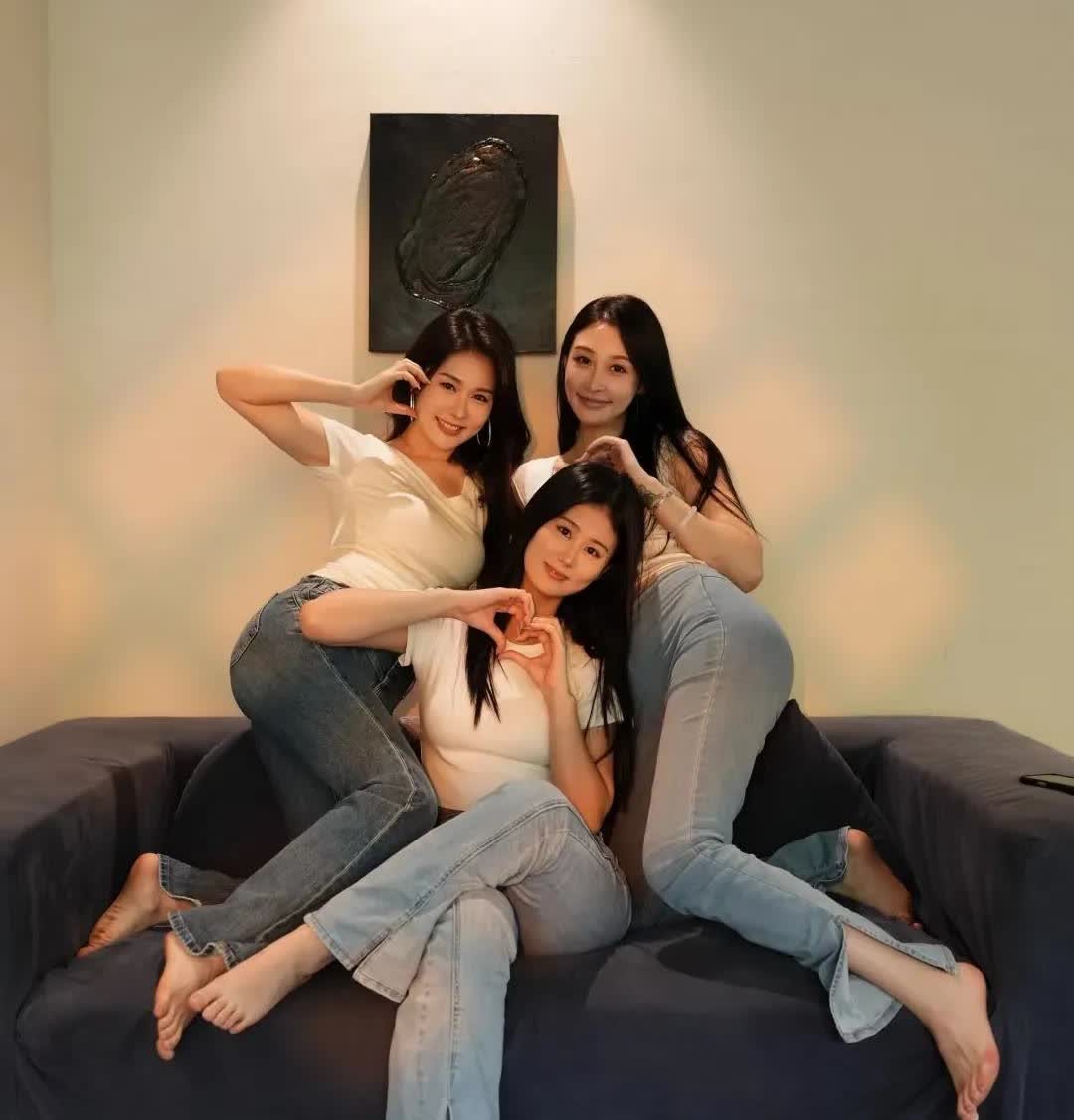 身材虽好，但脚丫子更吸引人眼球。