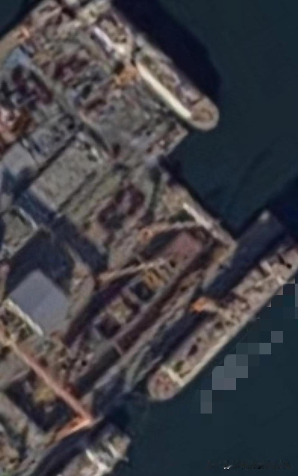 舰尾分段已经完成，吊臂正在吊装舰首分段按福特的方形系数来看，吃水按12算，大