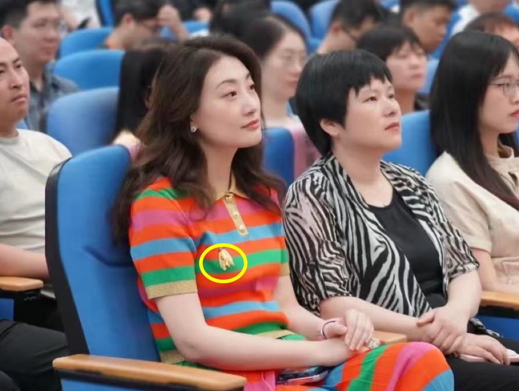 宗馥莉穿Gucci裙，我没破防宗馥莉又美又瘦，我也没破防但是看到宗馥莉胸口别