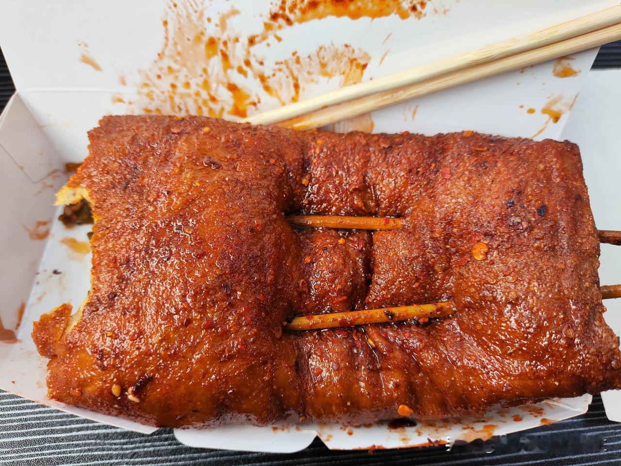 中午在外吃饭，点了份酸辣鸡杂，夹了一块鸡胗，腥的难以下咽。告知店员，店员说鸡杂